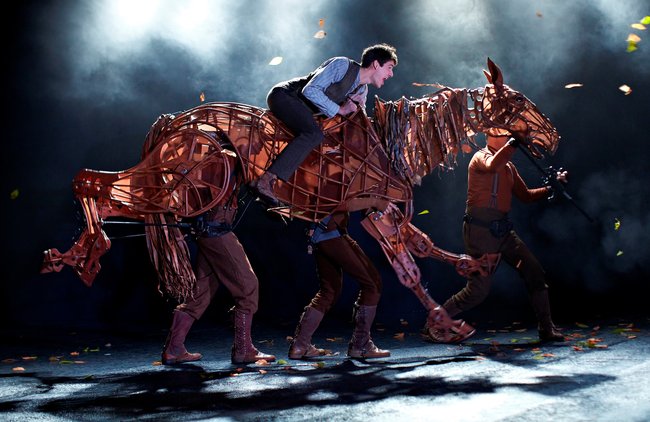 01 Photo of 2011 War Horse West End cast by Brinkhoff & Mögenburg.jpg